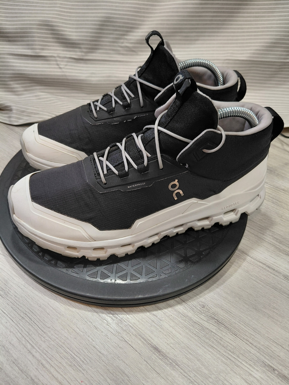 On Running Womens Black & White Trail Running Hiking Mid Top Sneakers SIZE W8